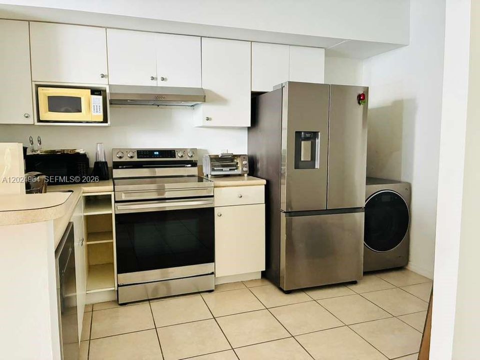 For Sale: $300,000 (1 beds, 1 baths, 685 Square Feet)