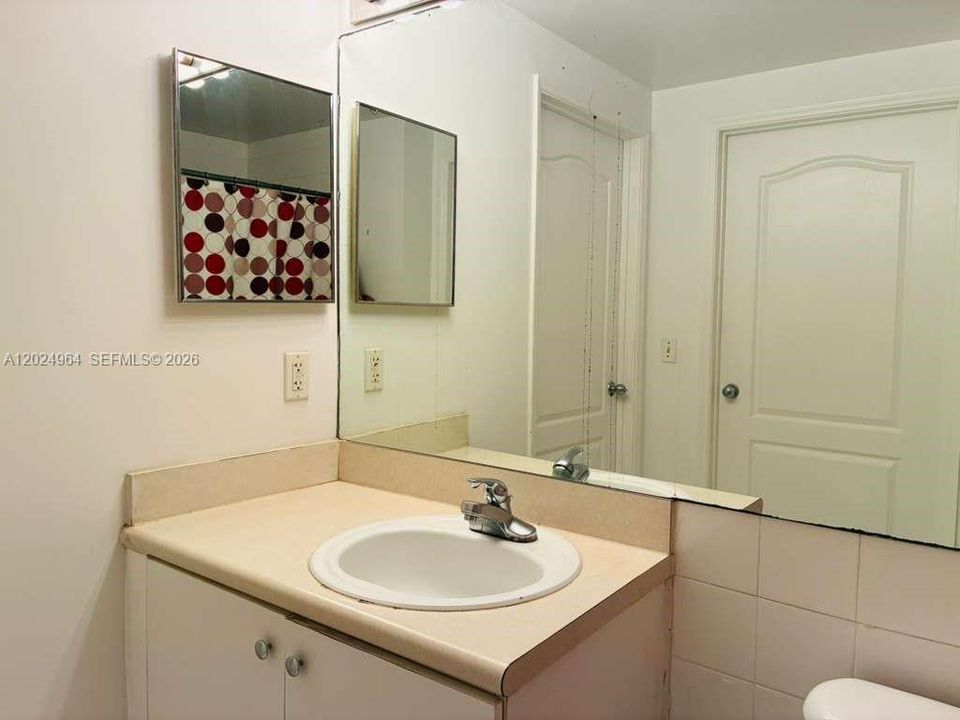 For Sale: $300,000 (1 beds, 1 baths, 685 Square Feet)