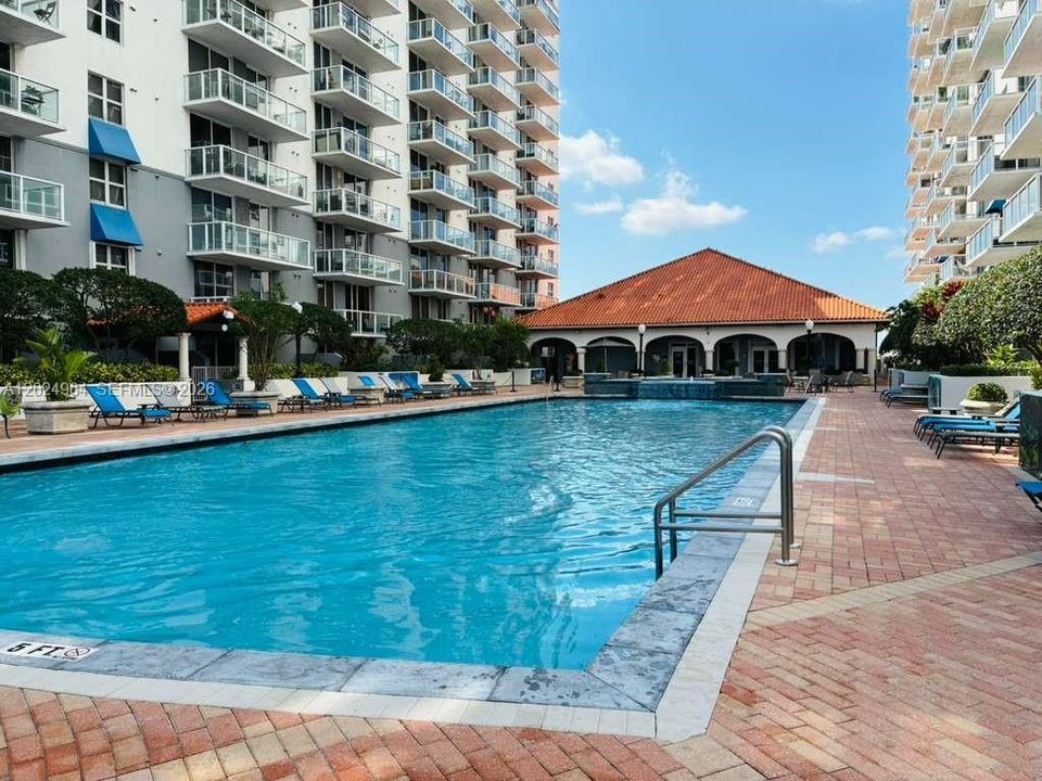For Sale: $300,000 (1 beds, 1 baths, 685 Square Feet)