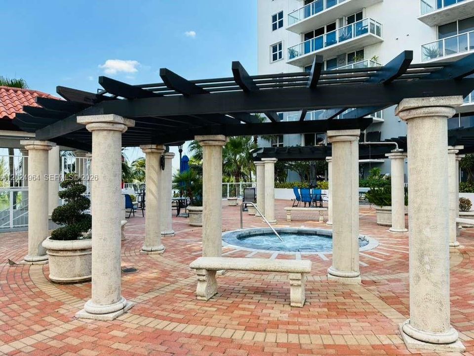 For Sale: $300,000 (1 beds, 1 baths, 685 Square Feet)