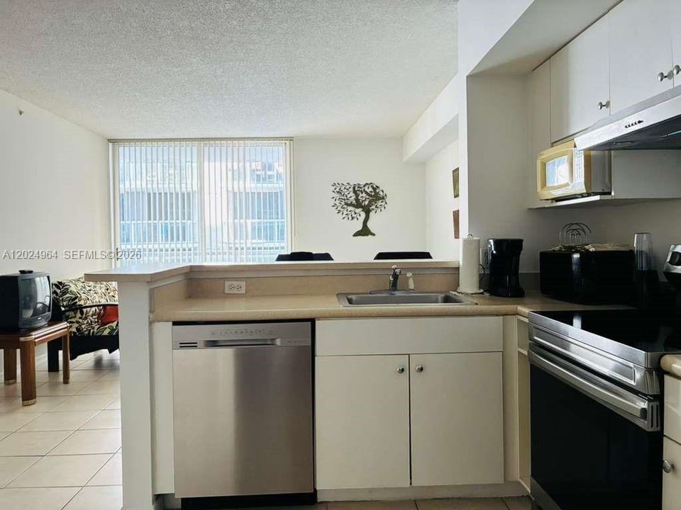 For Sale: $300,000 (1 beds, 1 baths, 685 Square Feet)
