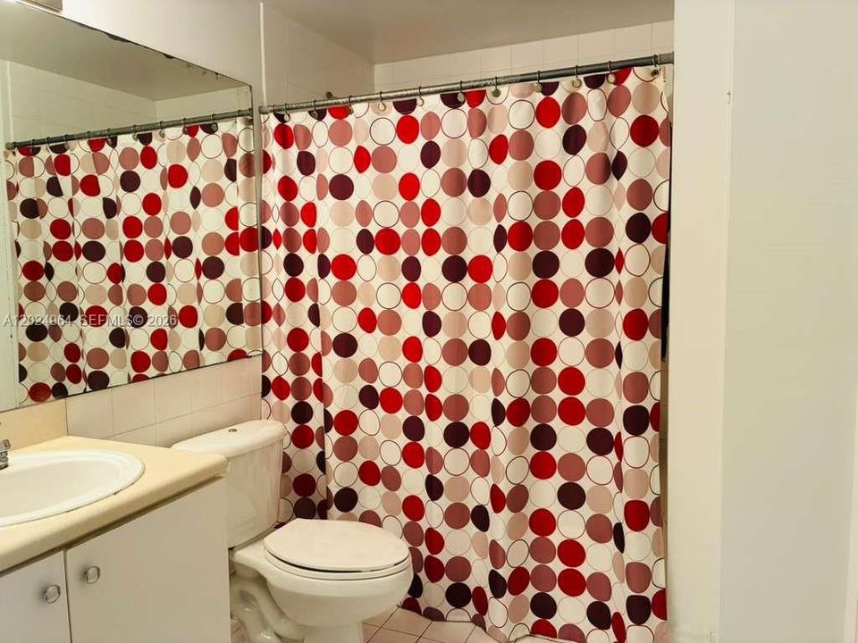 For Sale: $300,000 (1 beds, 1 baths, 685 Square Feet)