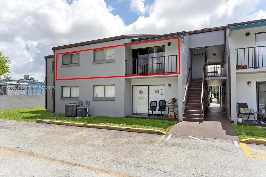 For Rent: $2,600 (3 beds, 2 baths, 994 Square Feet)