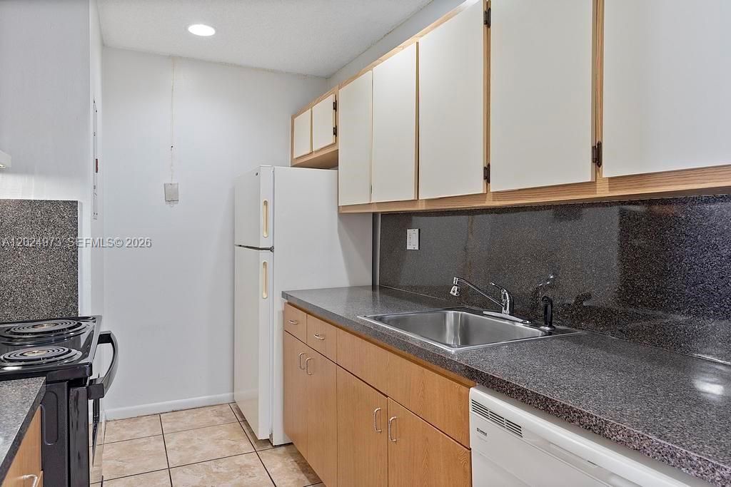 For Rent: $2,600 (3 beds, 2 baths, 994 Square Feet)