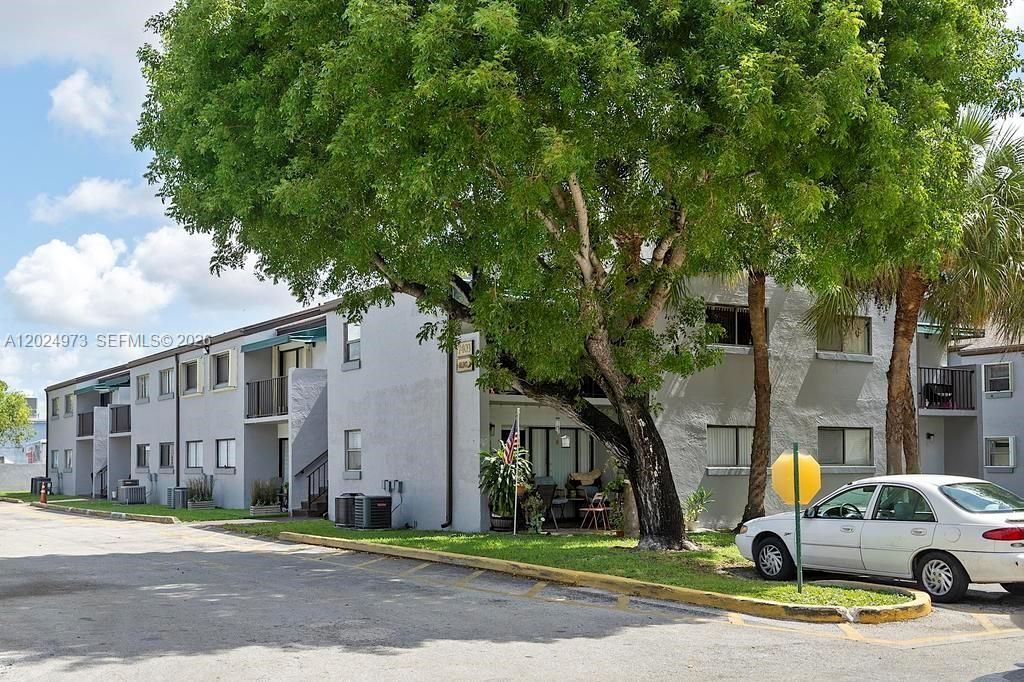 For Rent: $2,600 (3 beds, 2 baths, 994 Square Feet)
