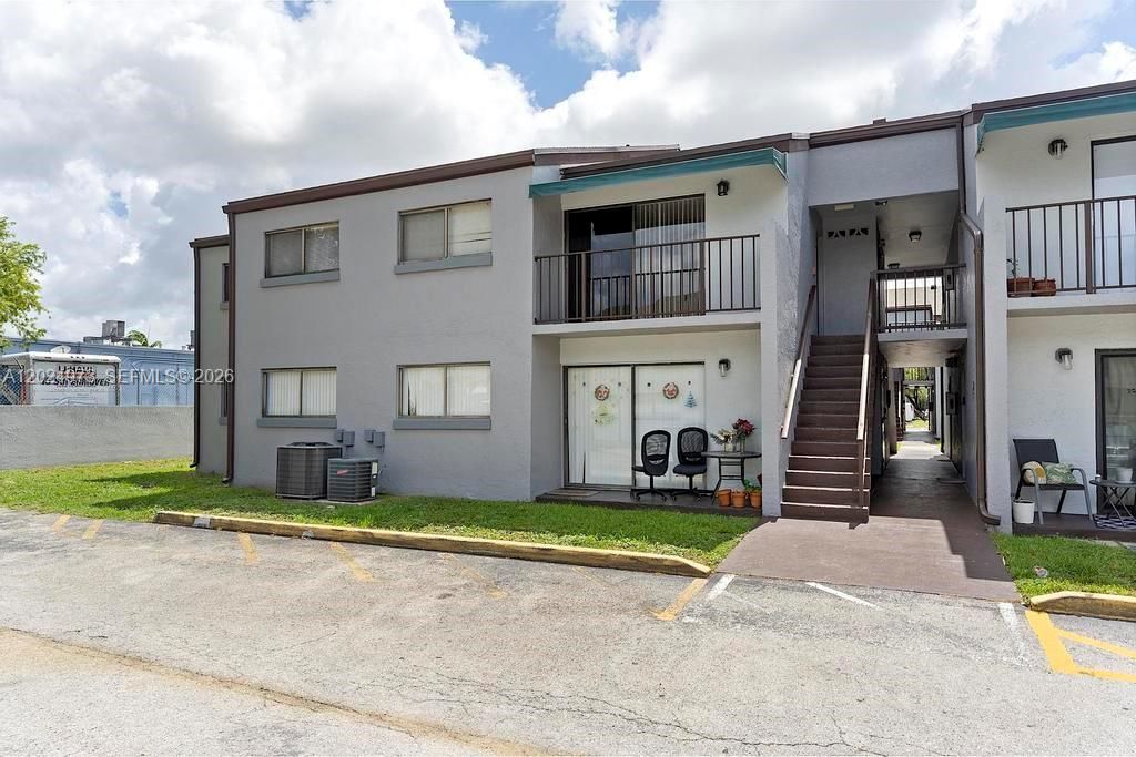 For Rent: $2,600 (3 beds, 2 baths, 994 Square Feet)