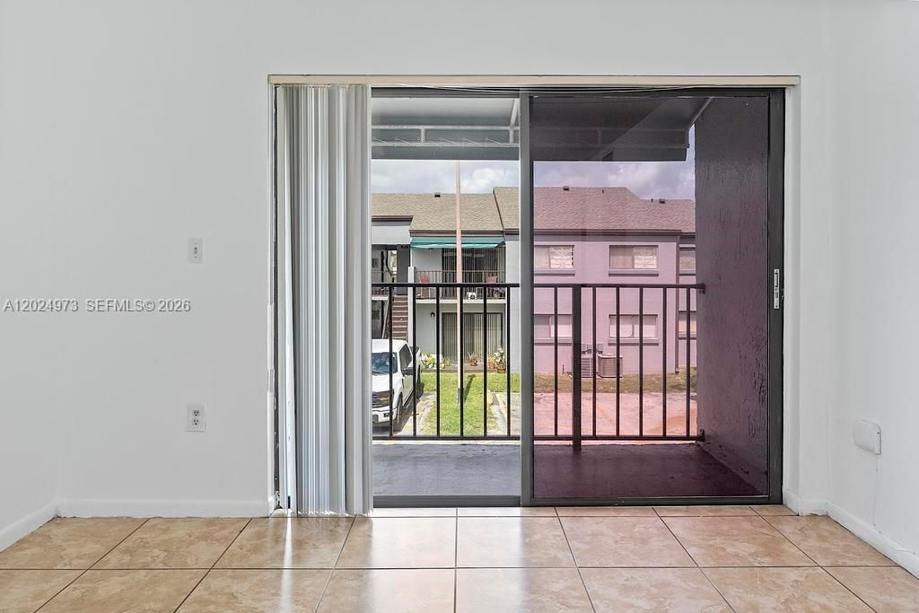 For Rent: $2,600 (3 beds, 2 baths, 994 Square Feet)