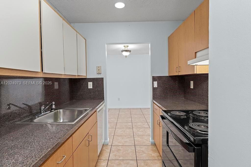 For Rent: $2,600 (3 beds, 2 baths, 994 Square Feet)