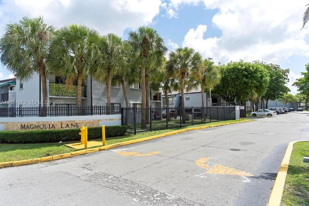 For Rent: $2,600 (3 beds, 2 baths, 994 Square Feet)