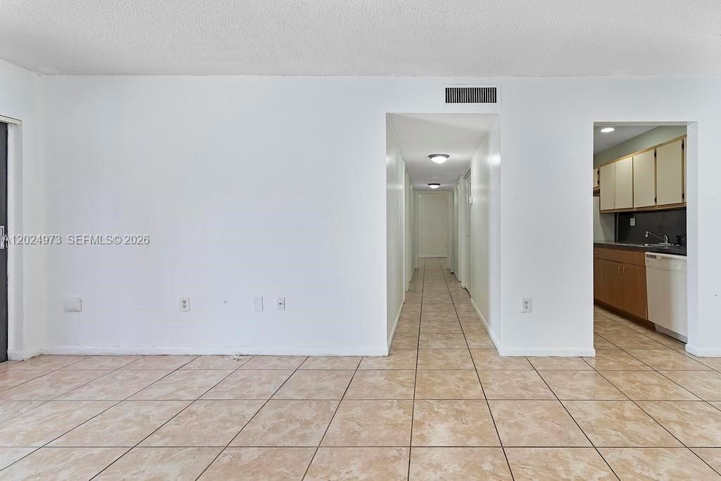 For Rent: $2,600 (3 beds, 2 baths, 994 Square Feet)