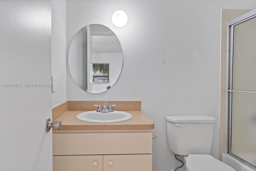 For Rent: $2,600 (3 beds, 2 baths, 994 Square Feet)