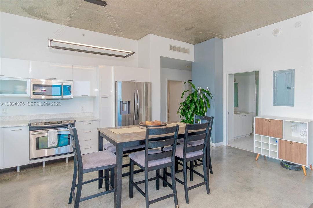 Renovated Kitchen w/ Soft-Close Drawers/Cabinets, Quartz Countertops, and Stainless Steel Appliances