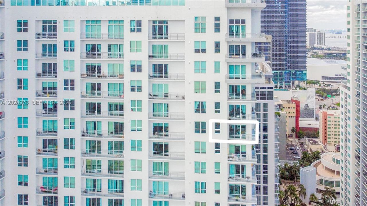 30th Floor Corner Residence w/ views of Bayside Park, Biscayne Bay, Miami Beach, and the Ocean