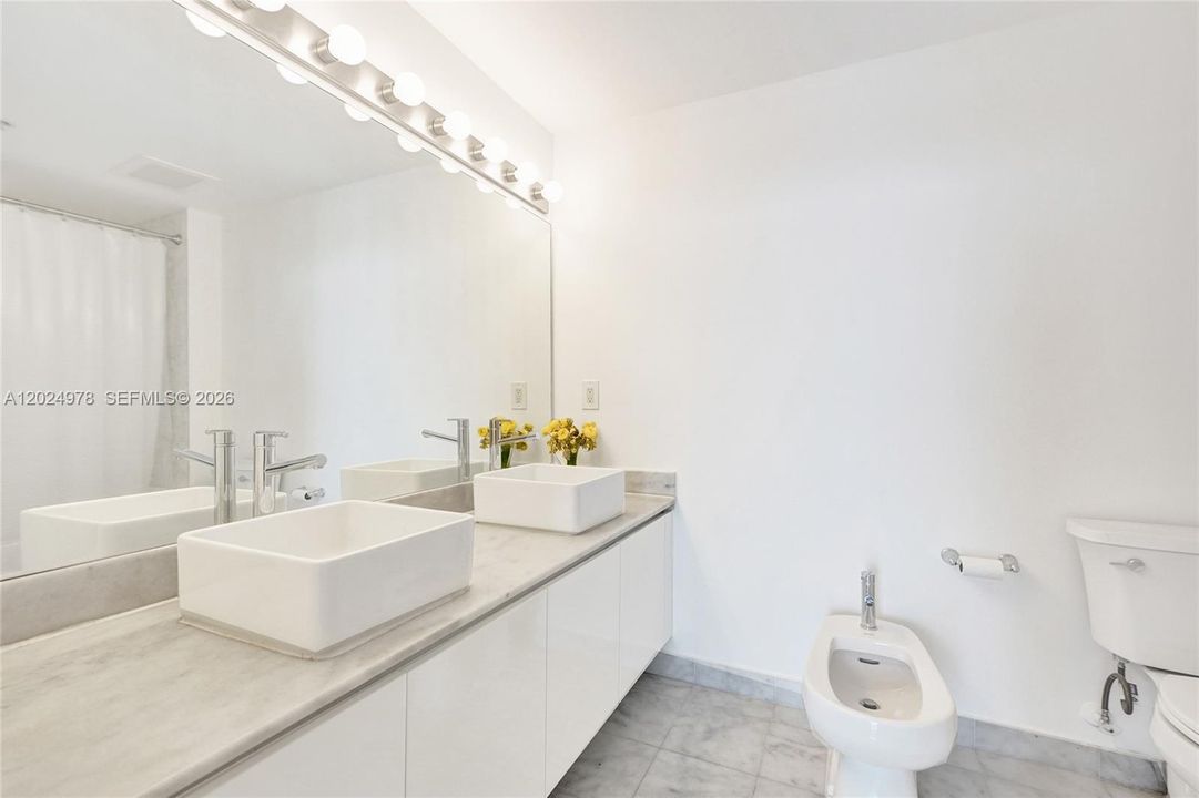For Sale: $499,000 (1 beds, 1 baths, 761 Square Feet)