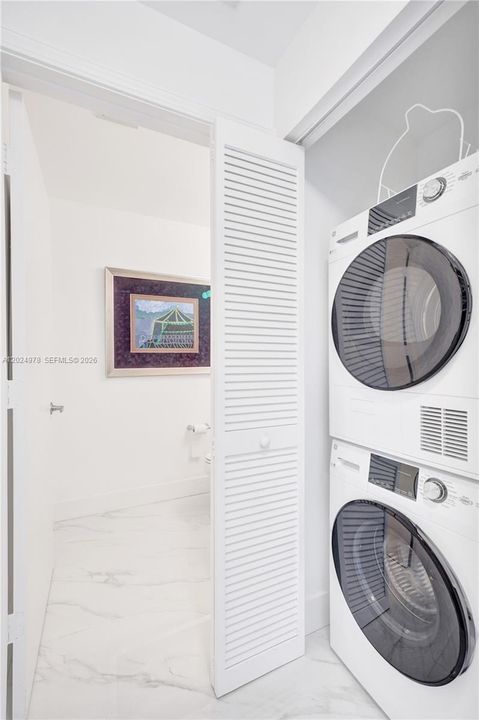 For Sale: $499,000 (1 beds, 1 baths, 761 Square Feet)