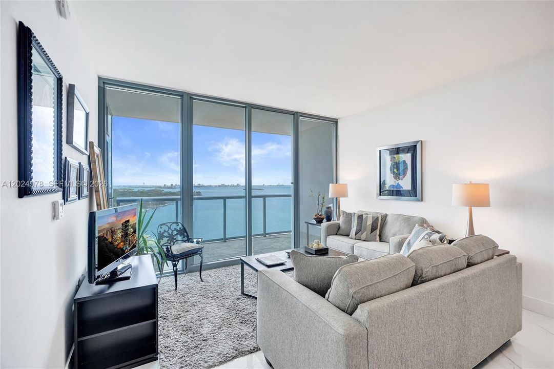 For Sale: $499,000 (1 beds, 1 baths, 761 Square Feet)