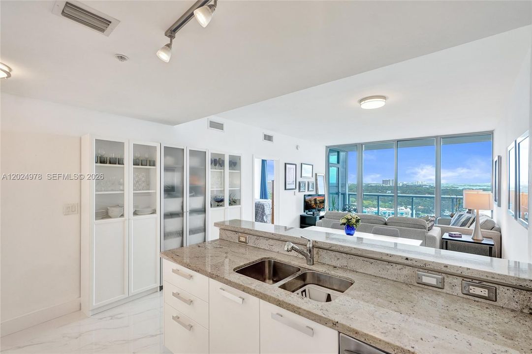 For Sale: $499,000 (1 beds, 1 baths, 761 Square Feet)