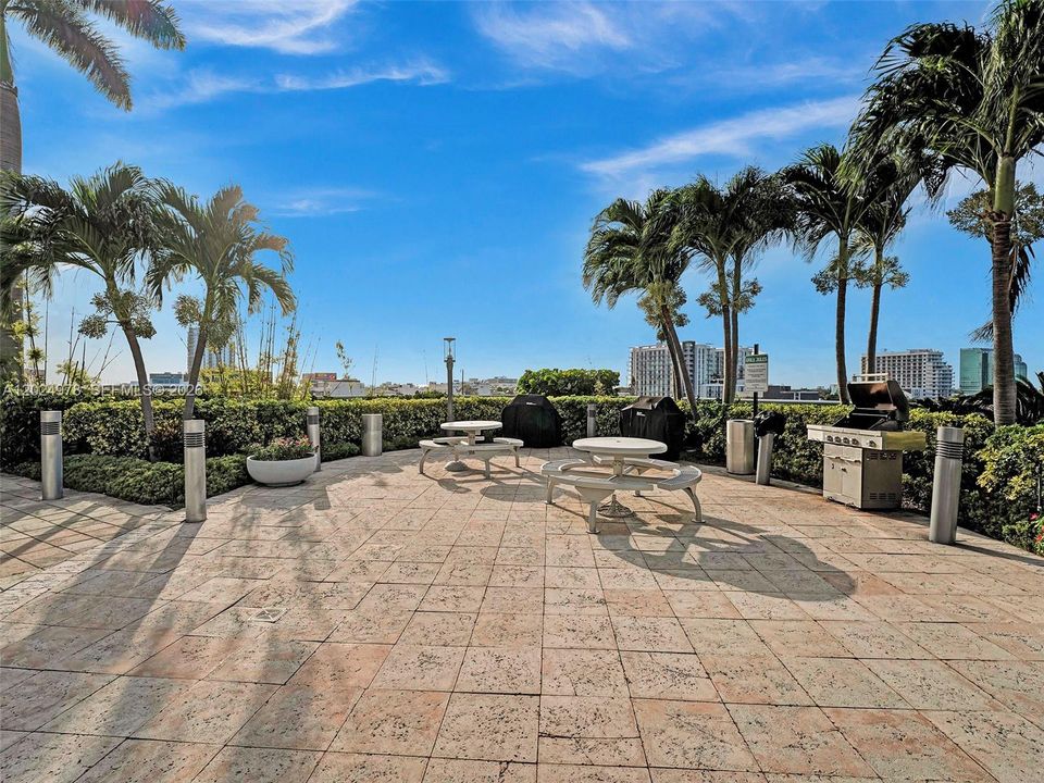 For Sale: $499,000 (1 beds, 1 baths, 761 Square Feet)