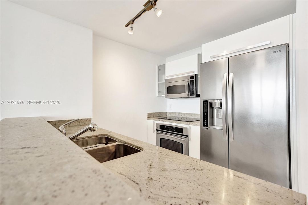 For Sale: $499,000 (1 beds, 1 baths, 761 Square Feet)