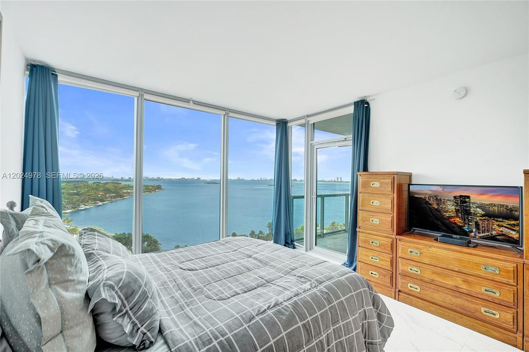 For Sale: $499,000 (1 beds, 1 baths, 761 Square Feet)