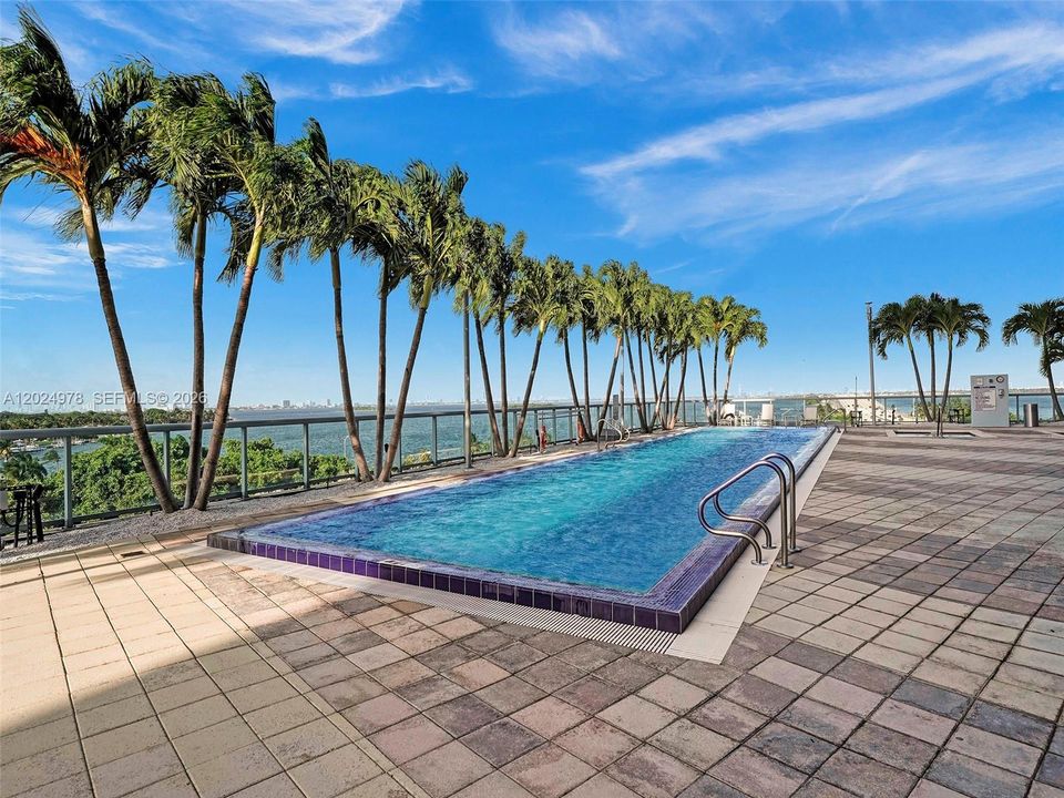 For Sale: $499,000 (1 beds, 1 baths, 761 Square Feet)