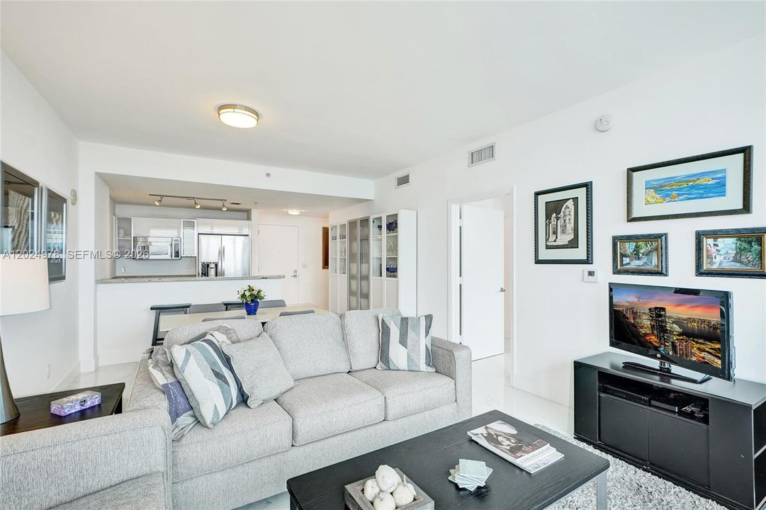 For Sale: $499,000 (1 beds, 1 baths, 761 Square Feet)