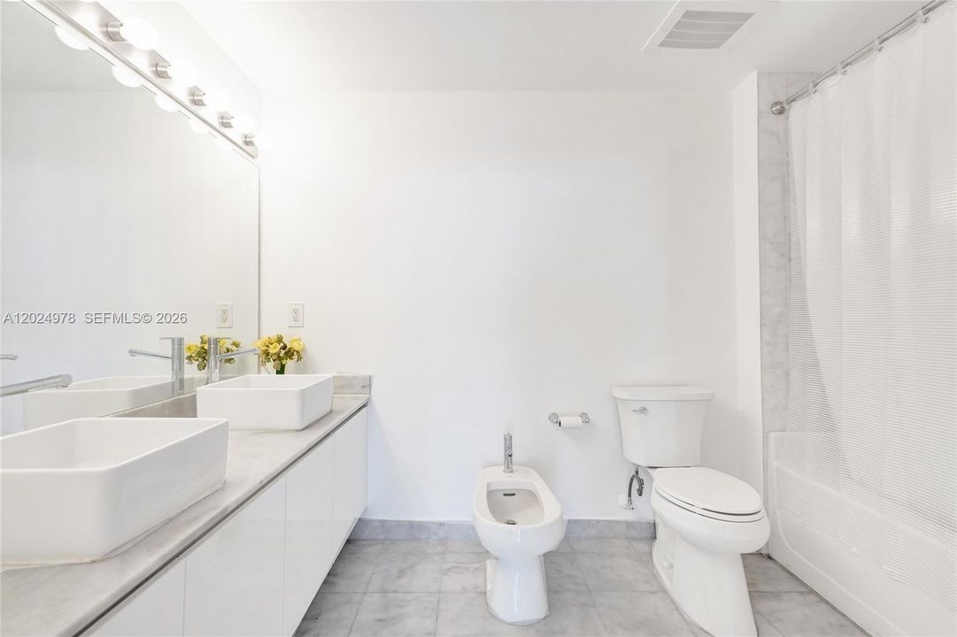 For Sale: $499,000 (1 beds, 1 baths, 761 Square Feet)