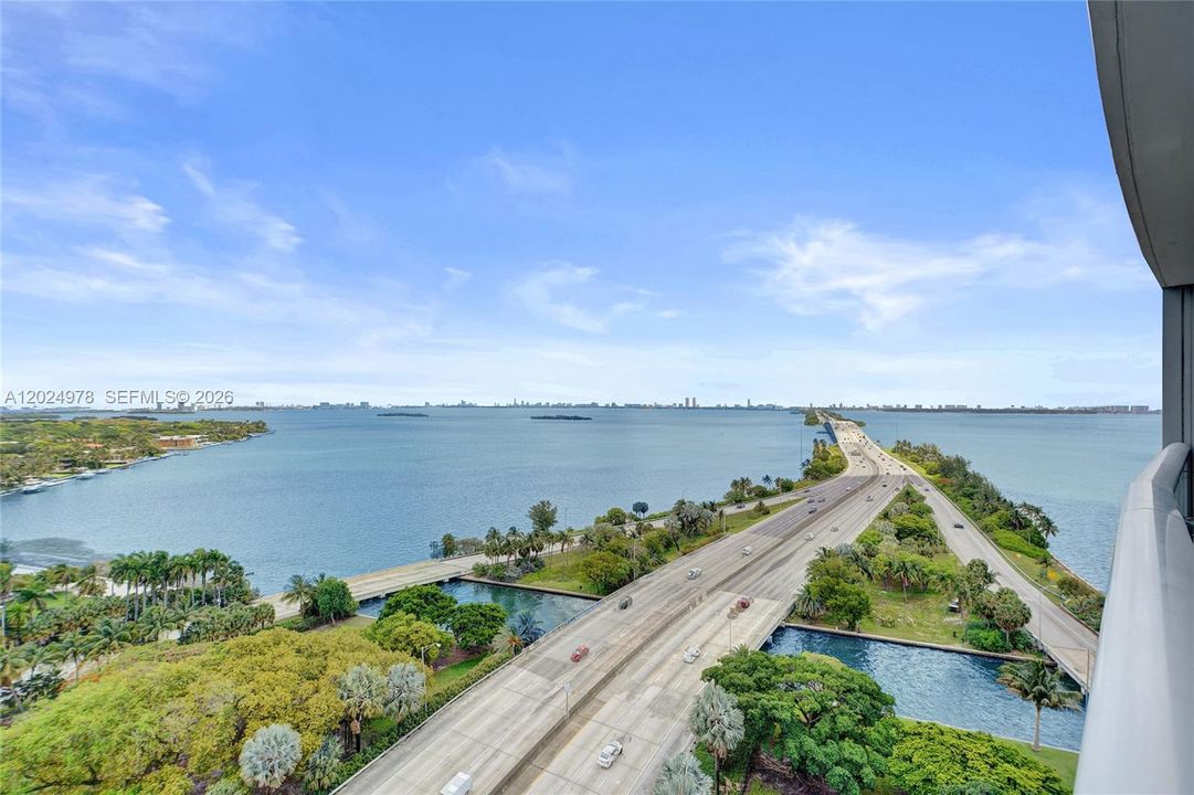 For Sale: $499,000 (1 beds, 1 baths, 761 Square Feet)