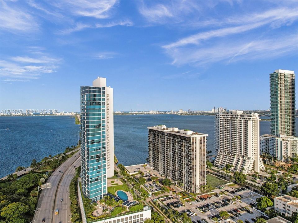 For Sale: $499,000 (1 beds, 1 baths, 761 Square Feet)
