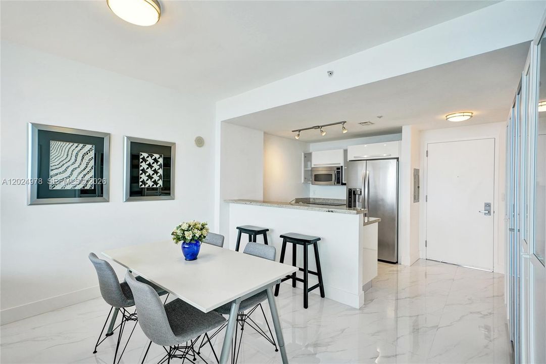 For Sale: $499,000 (1 beds, 1 baths, 761 Square Feet)