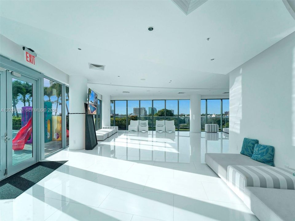 For Sale: $499,000 (1 beds, 1 baths, 761 Square Feet)