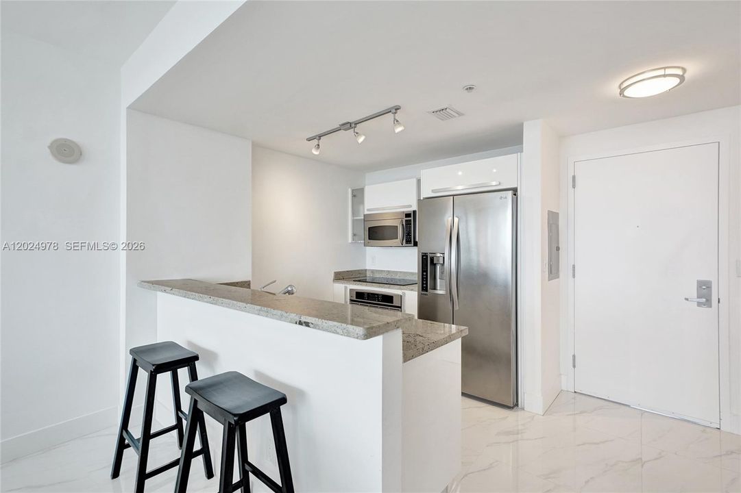 For Sale: $499,000 (1 beds, 1 baths, 761 Square Feet)