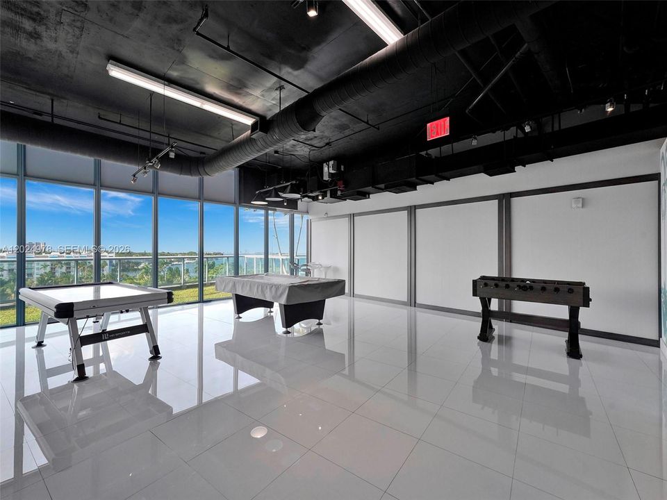 For Sale: $499,000 (1 beds, 1 baths, 761 Square Feet)