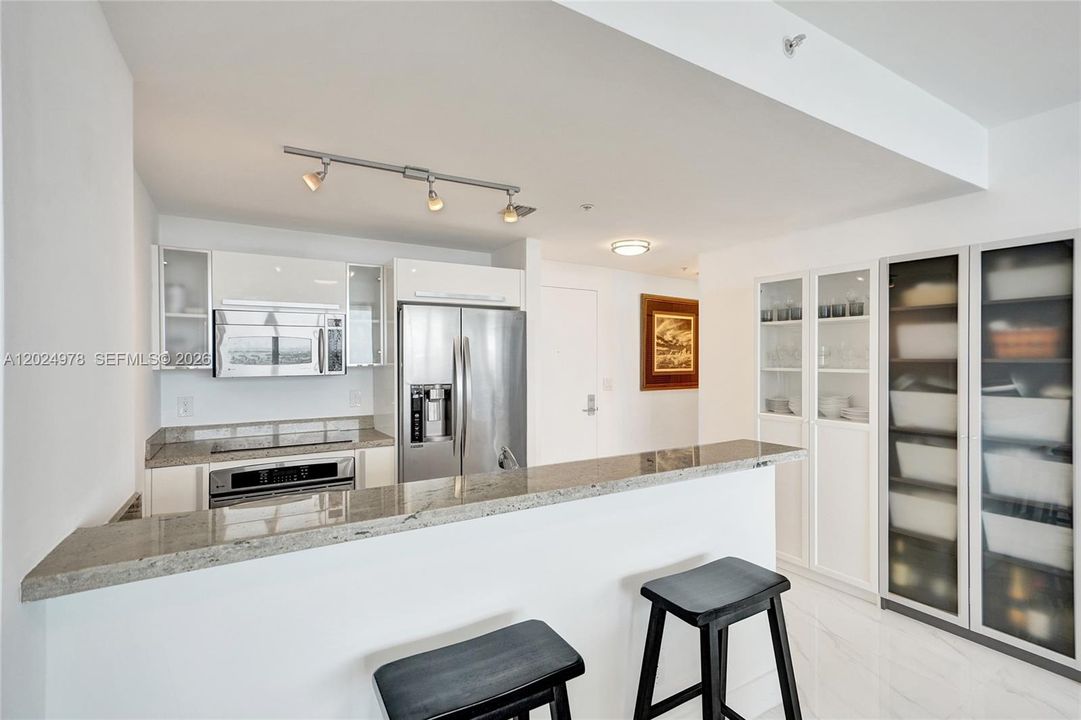 For Sale: $499,000 (1 beds, 1 baths, 761 Square Feet)