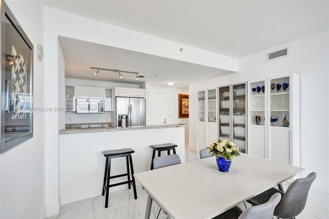 For Sale: $499,000 (1 beds, 1 baths, 761 Square Feet)