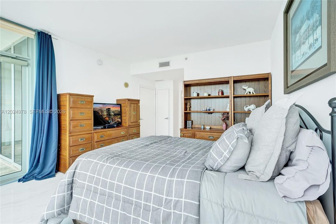 For Sale: $499,000 (1 beds, 1 baths, 761 Square Feet)