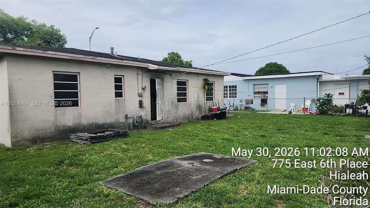 For Sale: $300,000 (2 beds, 1 baths, 936 Square Feet)