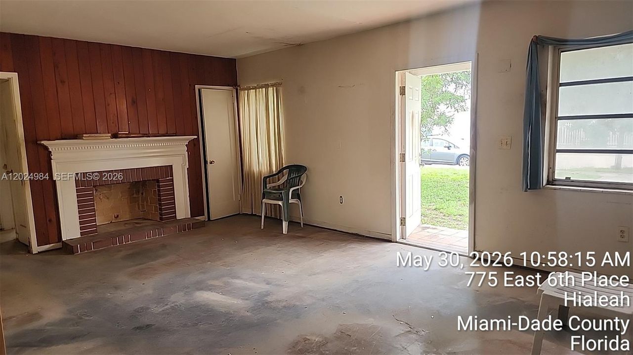 For Sale: $300,000 (2 beds, 1 baths, 936 Square Feet)