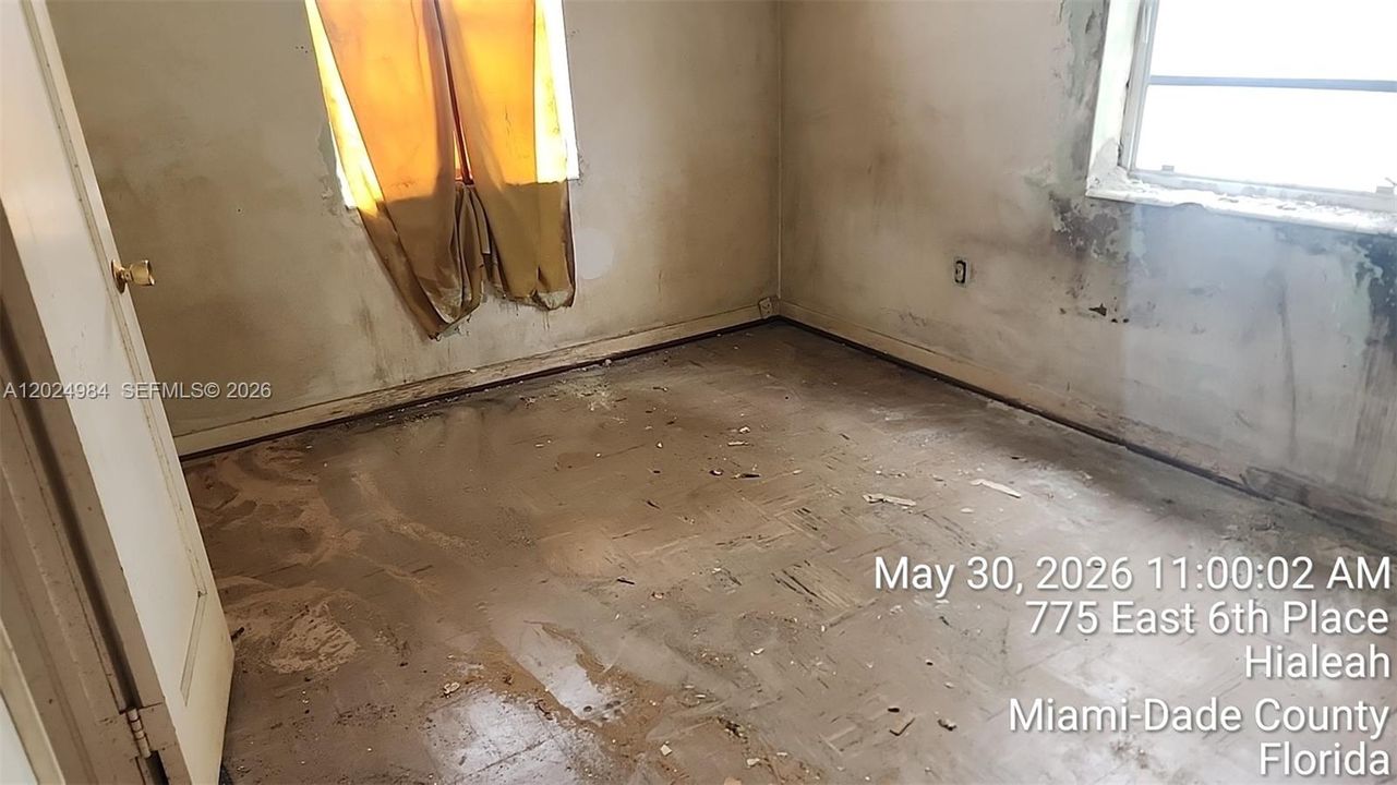 For Sale: $300,000 (2 beds, 1 baths, 936 Square Feet)