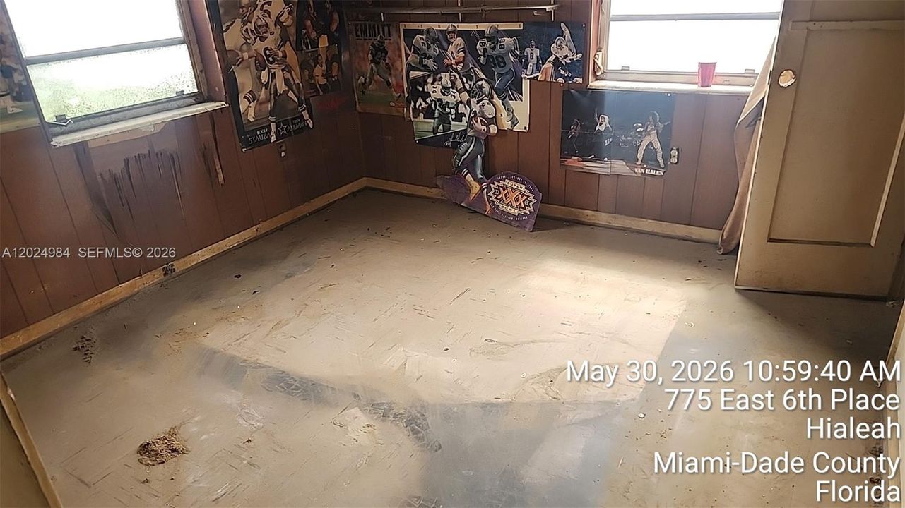 For Sale: $300,000 (2 beds, 1 baths, 936 Square Feet)