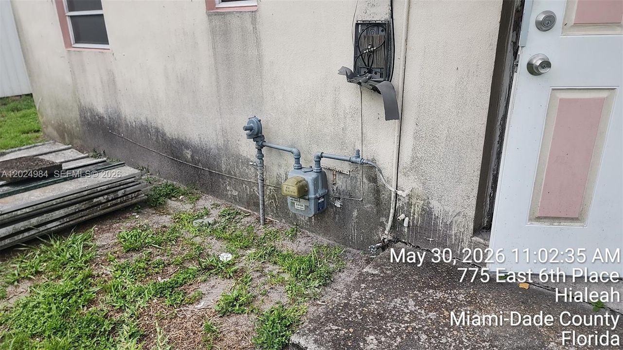 For Sale: $300,000 (2 beds, 1 baths, 936 Square Feet)