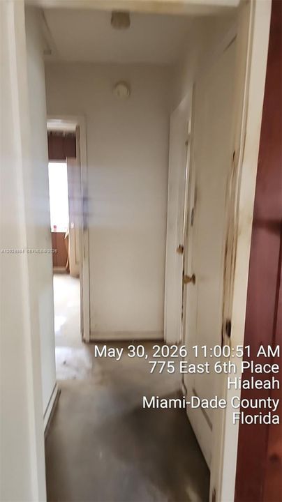 For Sale: $300,000 (2 beds, 1 baths, 936 Square Feet)