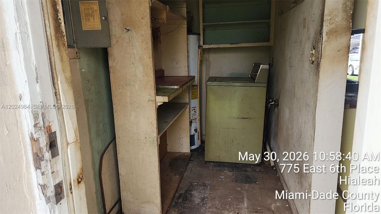 For Sale: $300,000 (2 beds, 1 baths, 936 Square Feet)