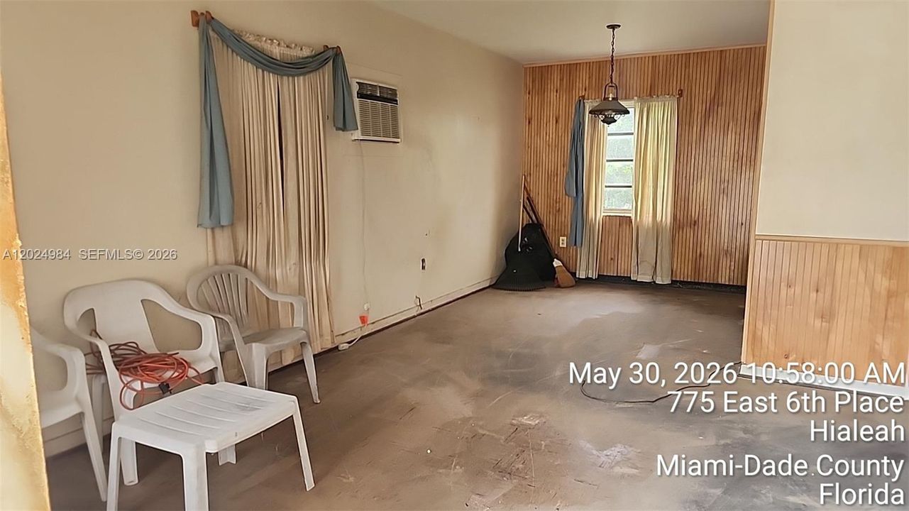 For Sale: $300,000 (2 beds, 1 baths, 936 Square Feet)