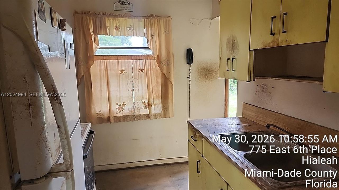 For Sale: $300,000 (2 beds, 1 baths, 936 Square Feet)