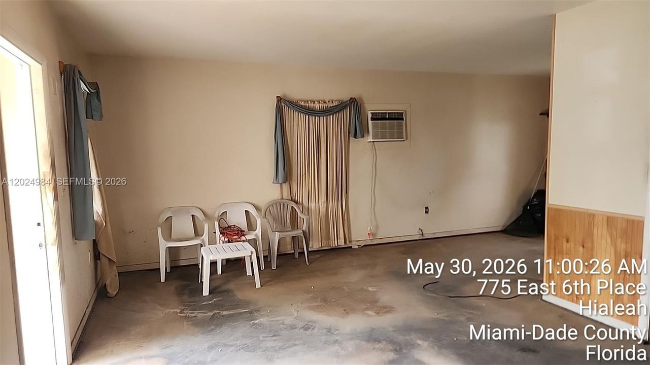 For Sale: $300,000 (2 beds, 1 baths, 936 Square Feet)