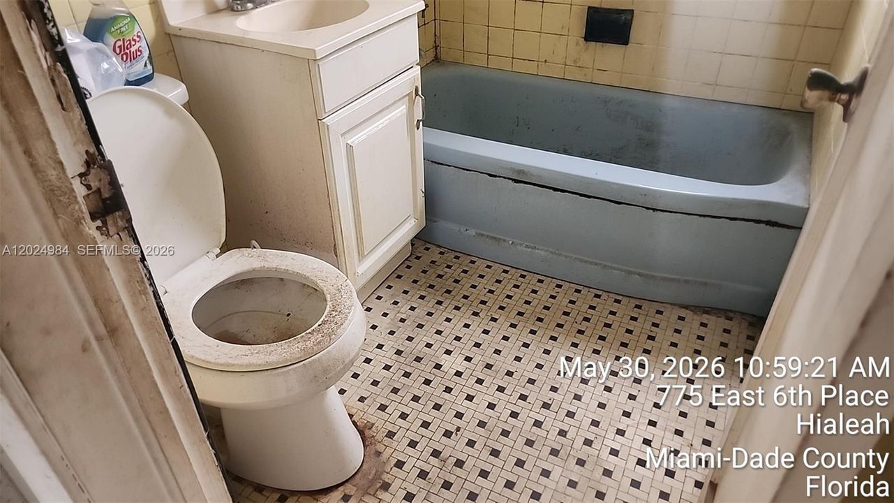 For Sale: $300,000 (2 beds, 1 baths, 936 Square Feet)