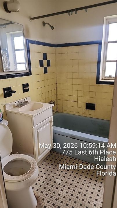 For Sale: $300,000 (2 beds, 1 baths, 936 Square Feet)