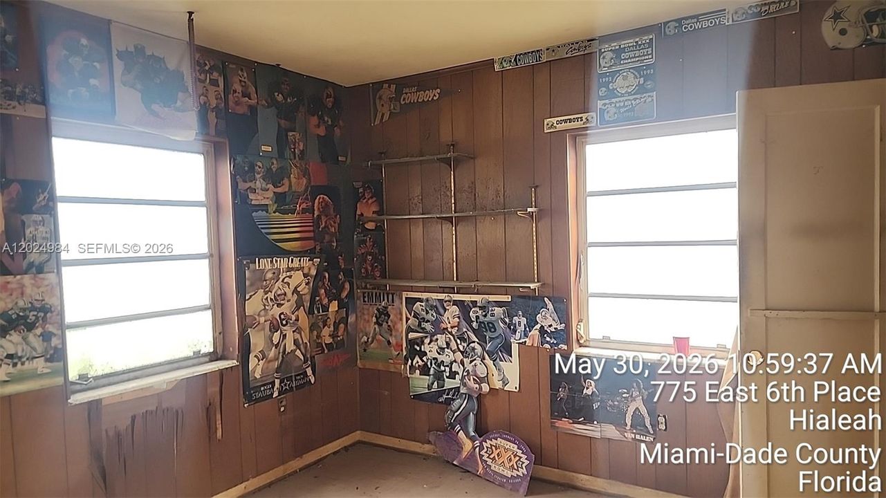 For Sale: $300,000 (2 beds, 1 baths, 936 Square Feet)