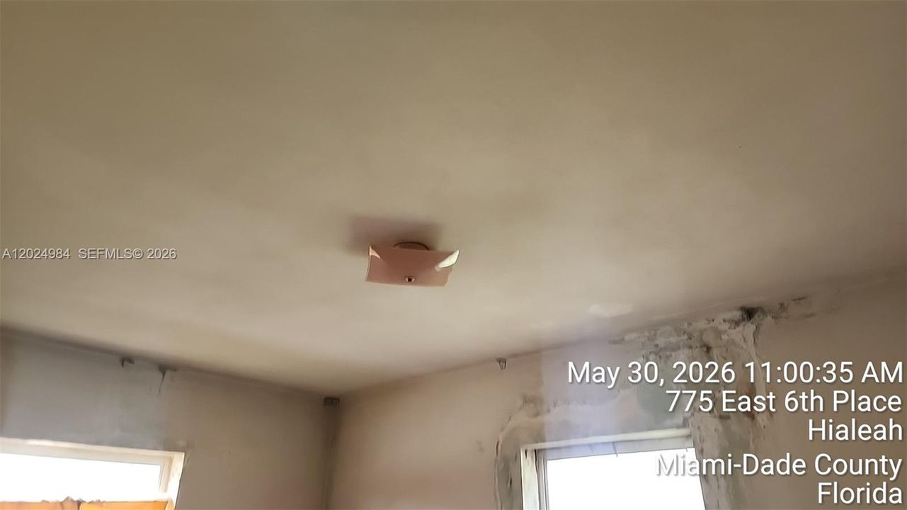 For Sale: $300,000 (2 beds, 1 baths, 936 Square Feet)